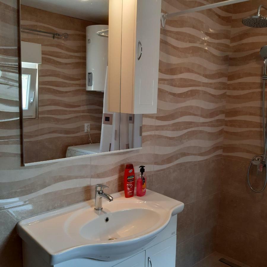 Apartment "Mislav" Gornji Karin Exteriör bild